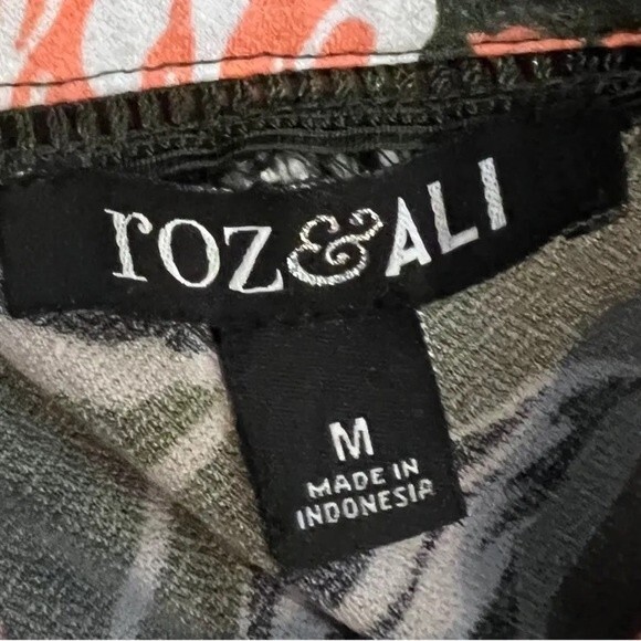 Roz & Ali army green and coral floral top size medium - Picture 5 of 6